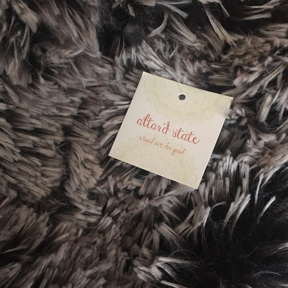 NEW✨ Altar’d State Two Tone Fur Infinity Scarf - Picture 3 of 3